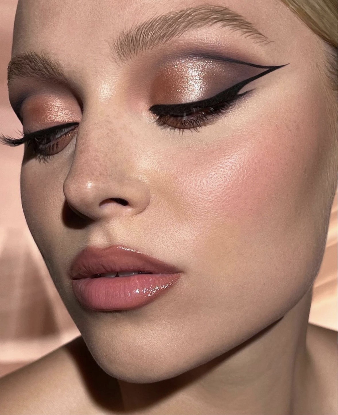 Graphic Liner Glam