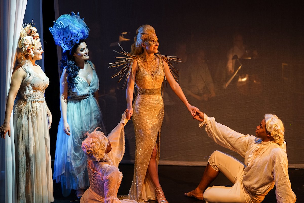 Magda Gartner performing