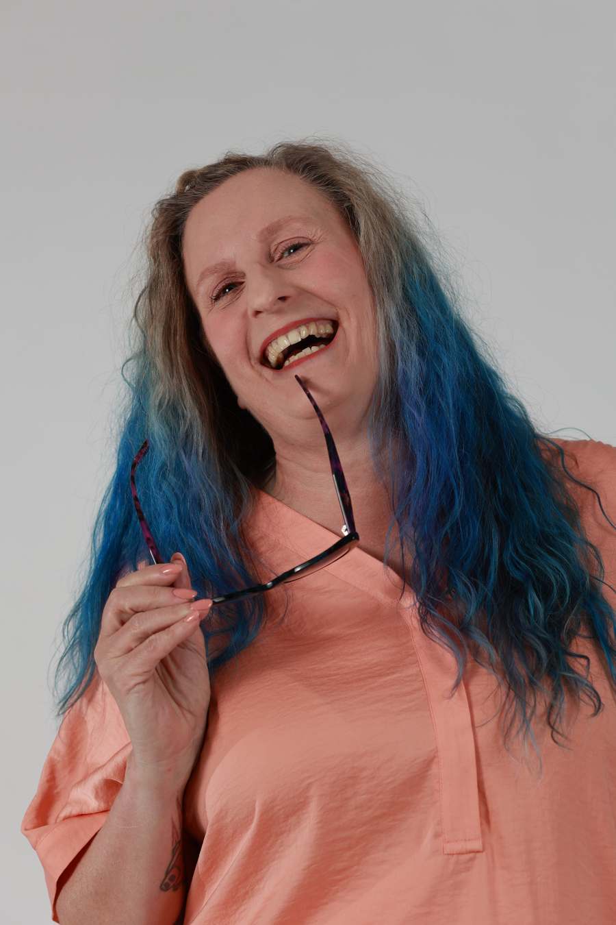 Shannon Brummer behind the microphone mid-performance
